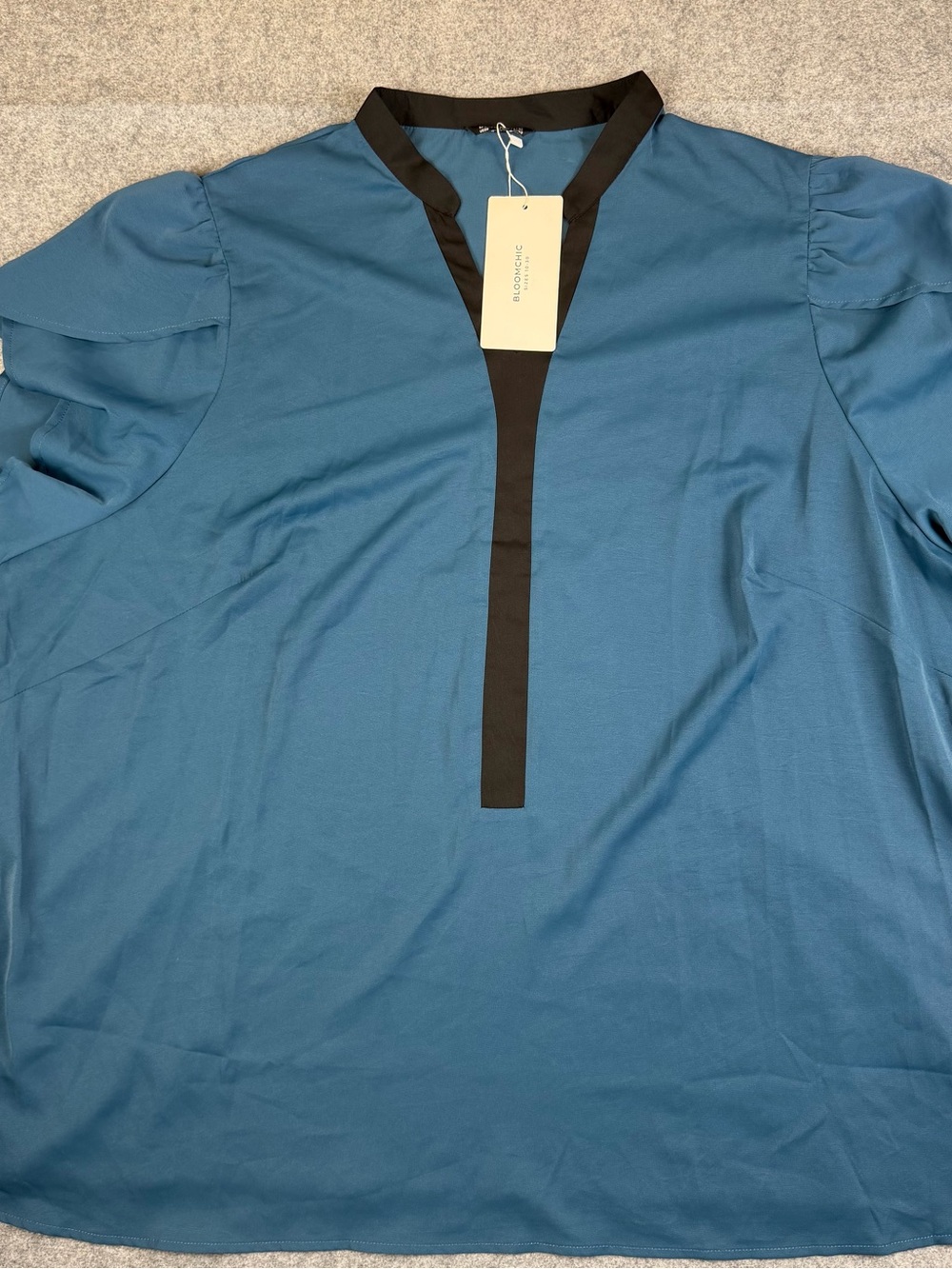 BloomChic Plus Size 28 Teal Blue V‑Neck Blouse Black Trim Short Sleeve Top NWT